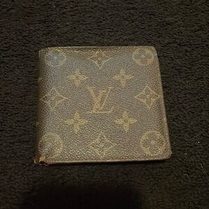 Louis Vuitton bifold wallet (2)